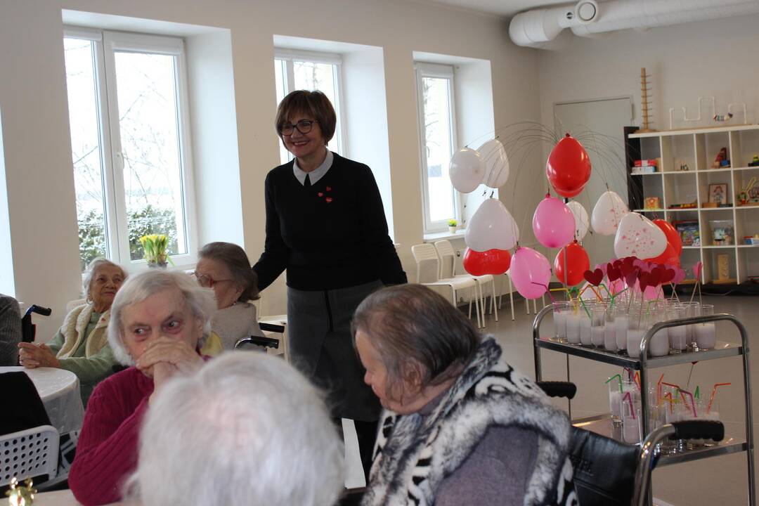 Pastebėjimas: I.Augonienės teigimu, daugeliu atvejų artimieji galėtų prisidėti prie senolių išlaikymo globos namuose.
