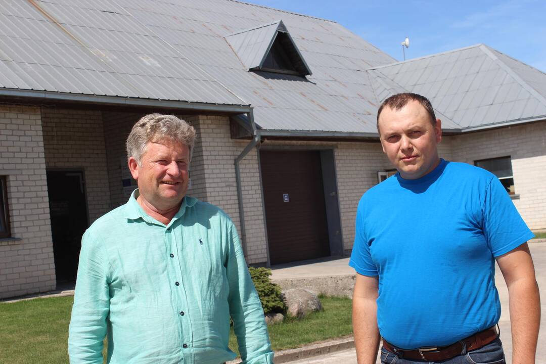 Išimtis: A.Galminas (dešinėje) su sūnumi Antanu pirmą kartą per 25 ūkininkavimo metus vasarą karves paliko tvarte.