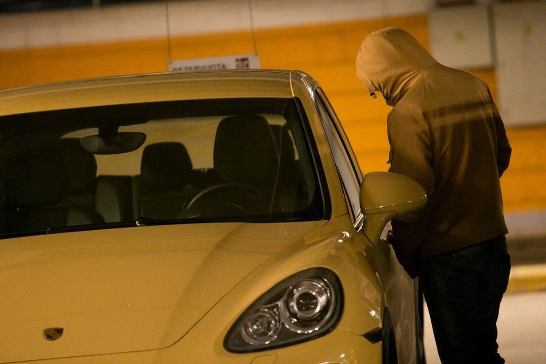 Pričiuptas ilgapirštis prisipažino: bandžiau apvogti šešis automobilius