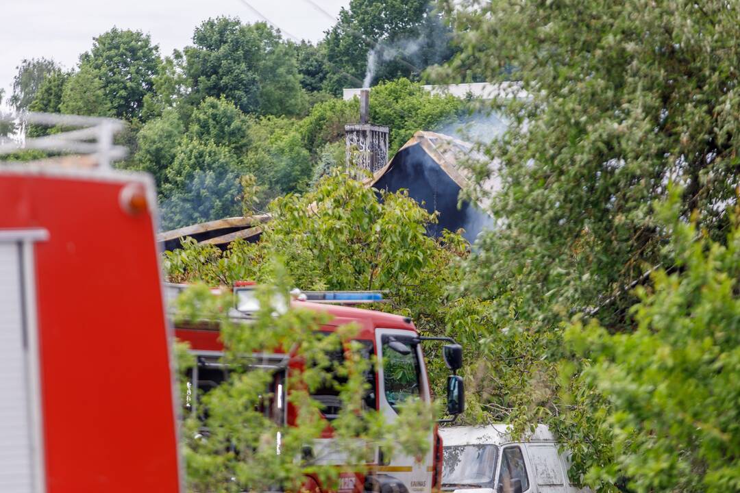 Vilijampolėje užsiliepsnojo gyvenamasis namas