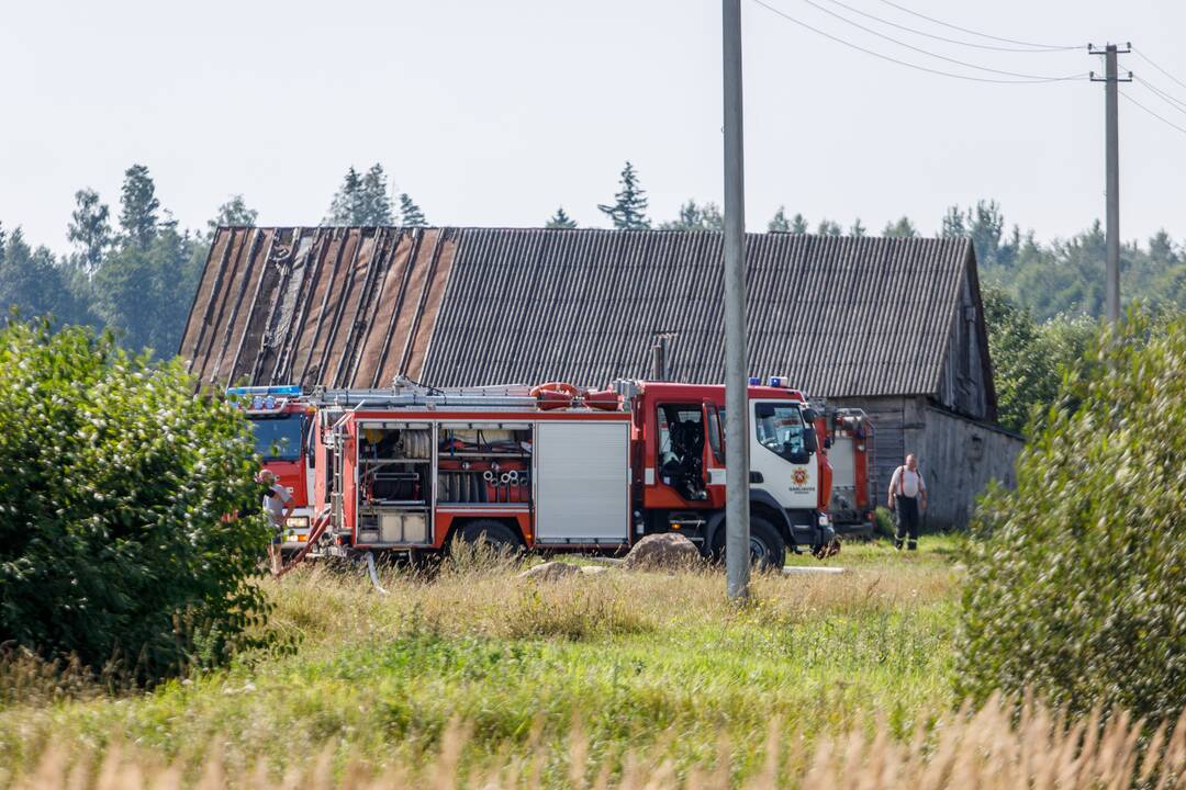 Girininkuose atvira liepsna degė namas