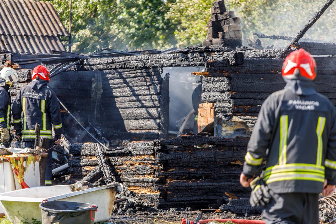 Girininkuose atvira liepsna degė namas