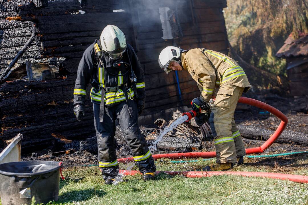 Girininkuose atvira liepsna degė namas