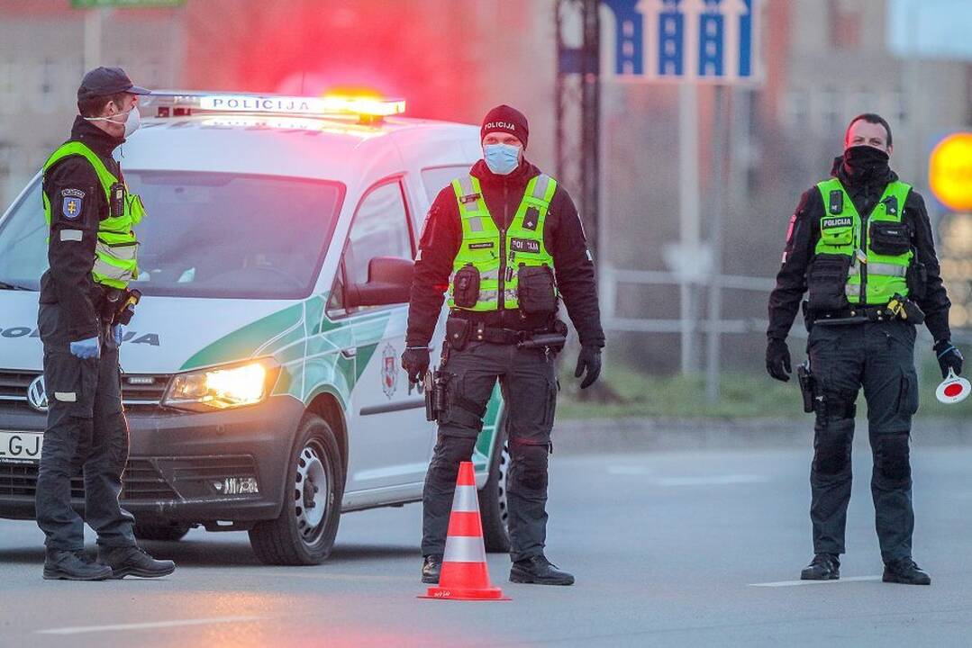 Sustiprintos pareigūnų pajėgos ir Kaune: stebės, ar su kaukėm, ypač – kapinėse