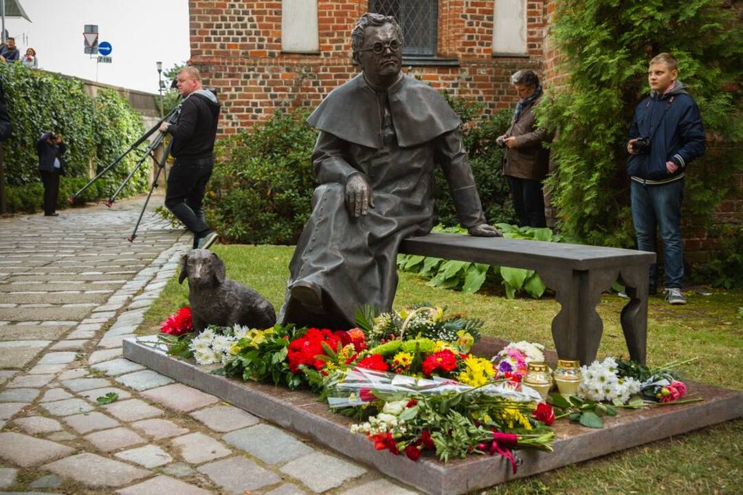 Stotelės: eidami Vaižganto pėdsakais, Kauno taikomosios dailės mokyklos pedagogai prisiminė garsiojo rašytojo dvasinį palikimą.