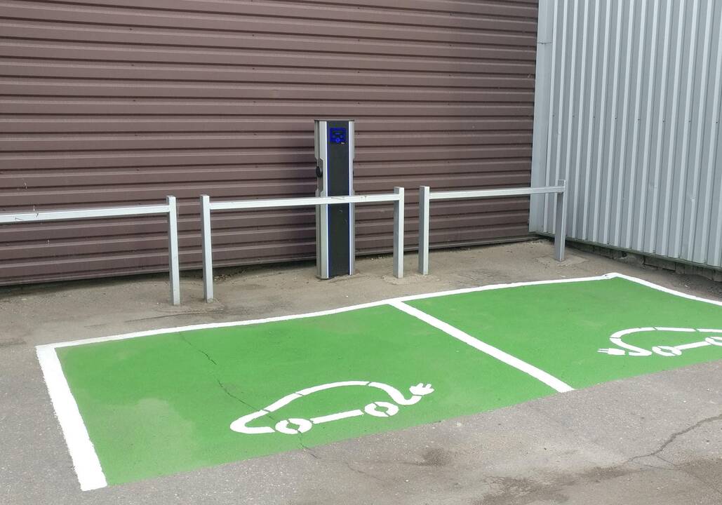 Patogu: vienu metu stotelėje galima krauti dviejų elektromobilių baterijas. Stotelė yra vidutinio greitumo, krovimo galia – iki 22 kW.