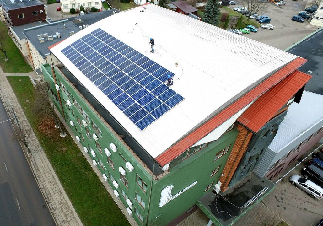 Patogu: vienu metu stotelėje galima krauti dviejų elektromobilių baterijas. Stotelė yra vidutinio greitumo, krovimo galia – iki 22 kW.
