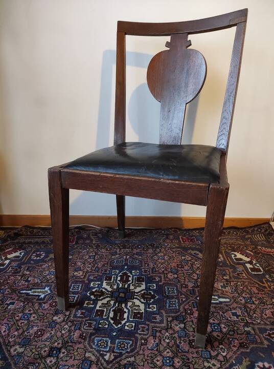 Paskirtis: V.Landsbergio-Žemkalnio kurta Tautinio stiliaus kėdė 1937 m. pagaminta Pramonės ir amatų rūmų posėdžių salės baldų komplektui.