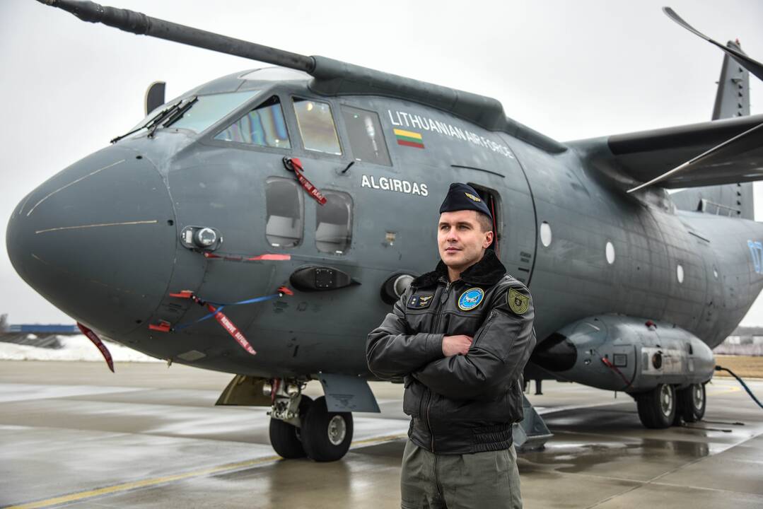 Patirtis: vyr. ltn. M.Židonis pastebi, kad KOP lakūnai atlieka daugiau funkcijų negu civilinių oro linijų.