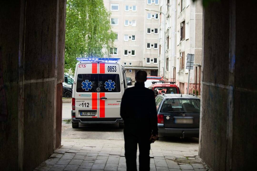 Šiurpu: prie daugiabučio – 28-erių kaišiadoriečio kūnas
