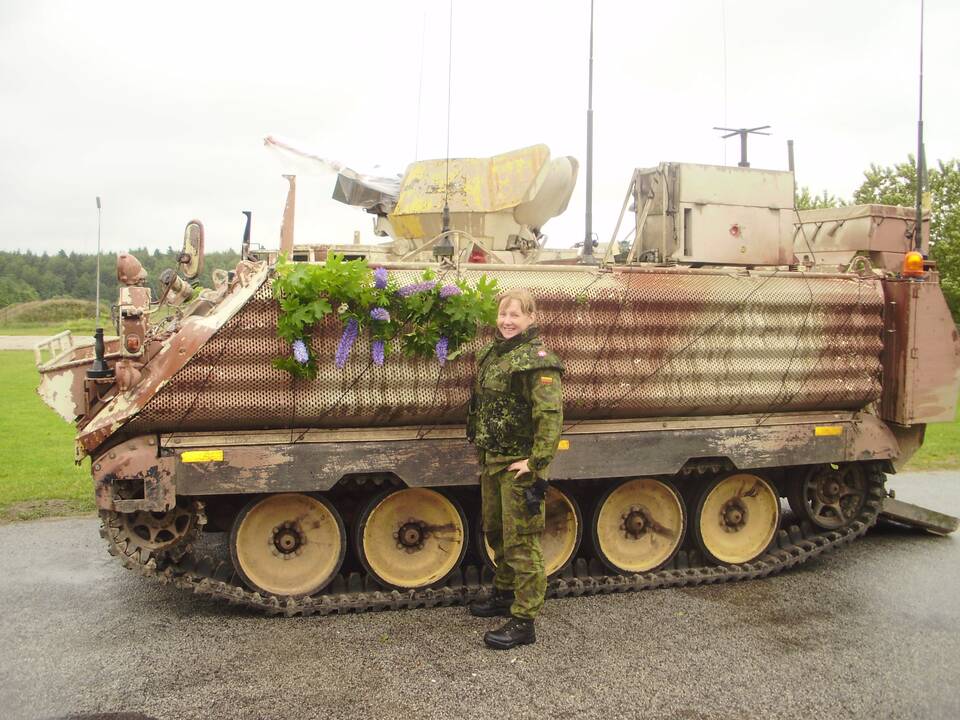 Ginkluota: L.Chaladauskaitė, tarnaudama kariuomenėje, išmoko vairuoti ir šarvuotį, ir tanką.