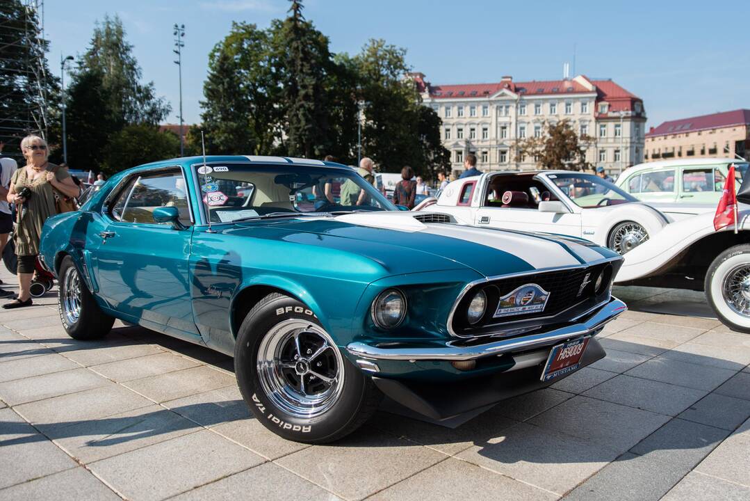 Senovinių automobilių žygis Baltijos keliui paminėti