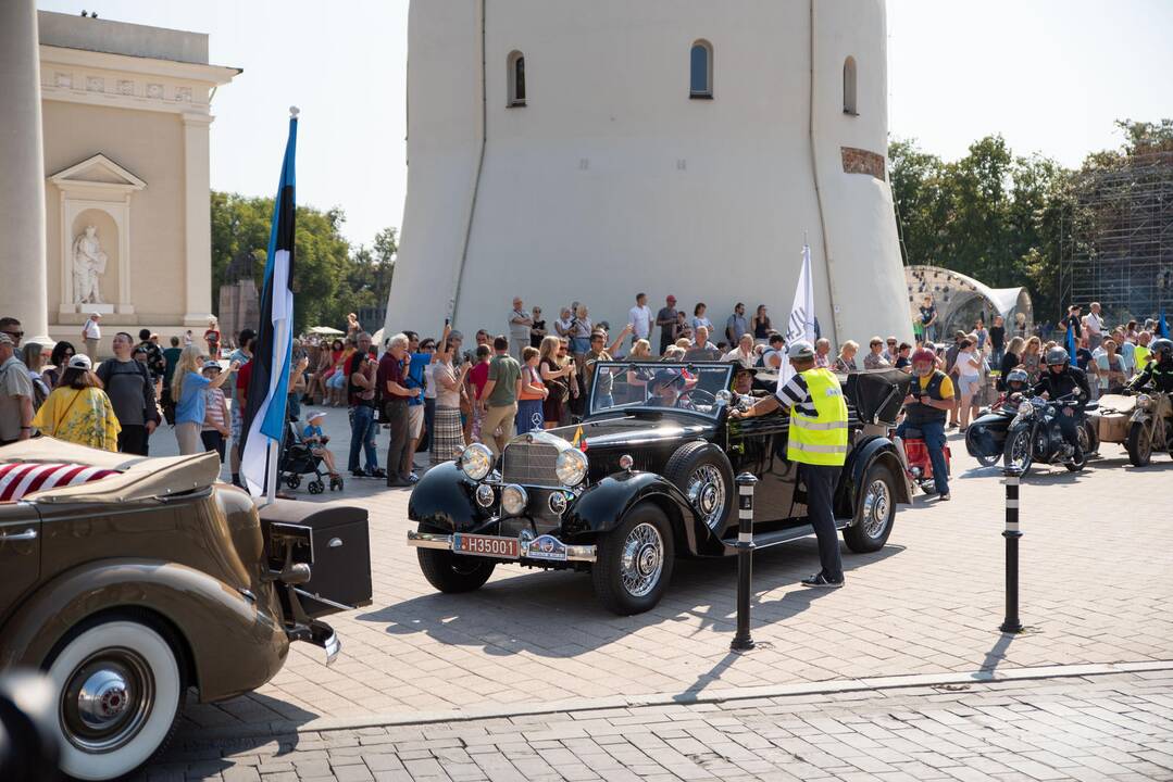 Senovinių automobilių žygis Baltijos keliui paminėti