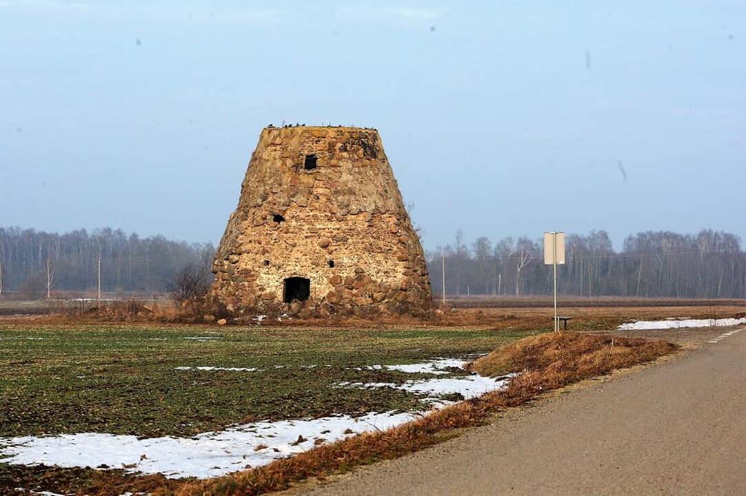 Likimas: vėjo malūnai – lygumų kraštovaizdžio druska ir istorijos liudininkai, deja, jau pralaimintys kovą su vėjais.
