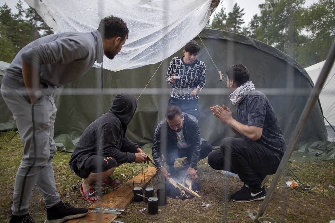 Dviejose migrantų stovyklose vyko protestai: prašo šiltesnių drabužių, grąžinti telefonus