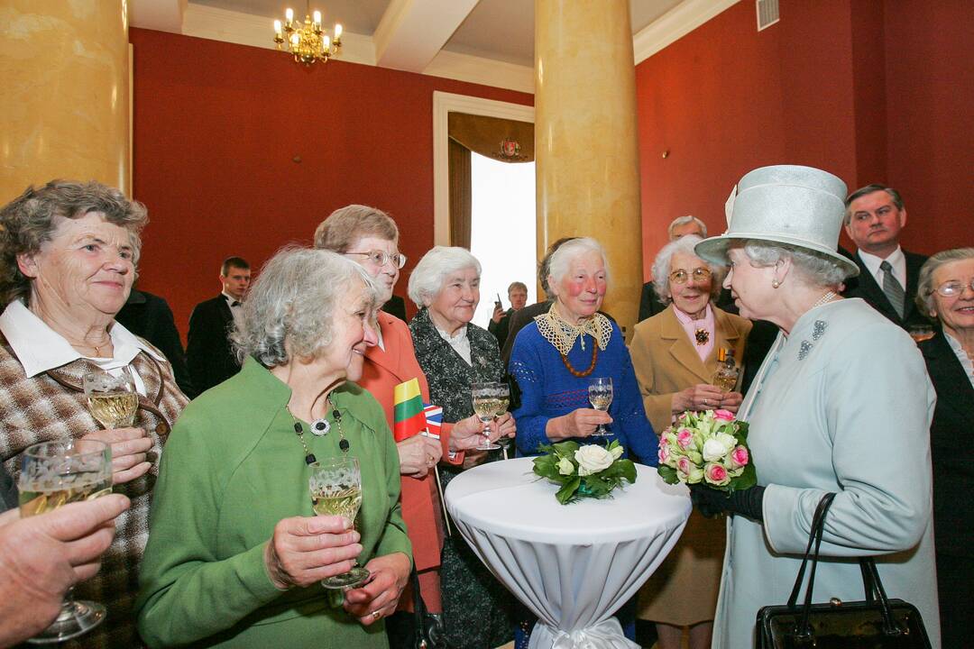 Pagerbė: Elžbietos II pageidavimu, į JK ambasadoriaus vardu rengtą priėmimą Vilniuje pakviesti dešimt jos bendraamžių tai prilygino dovanai už sunkų gyvenimą.