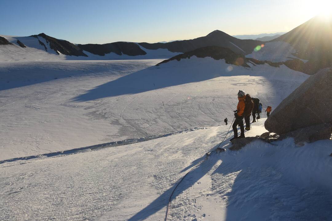 Laikas: liepos 30 d. keturiolika Lietuvos alpinistų pasiekė beveik 4,4 km aukščio Chiuiteno viršukalnę ir ten pirmą kartą iškėlė lietuvišką trispalvę.