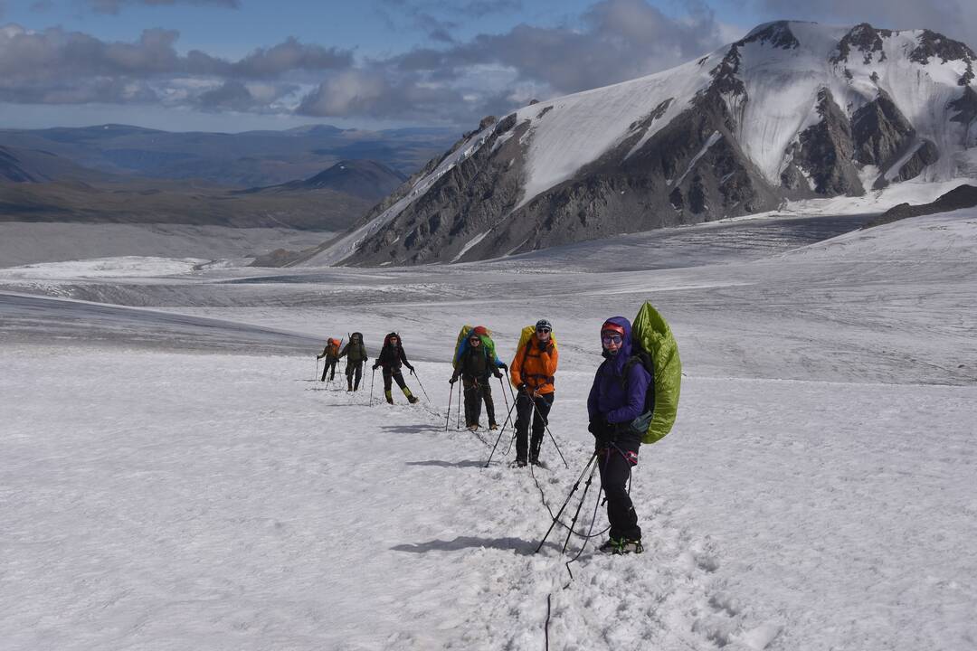 Laikas: liepos 30 d. keturiolika Lietuvos alpinistų pasiekė beveik 4,4 km aukščio Chiuiteno viršukalnę ir ten pirmą kartą iškėlė lietuvišką trispalvę.