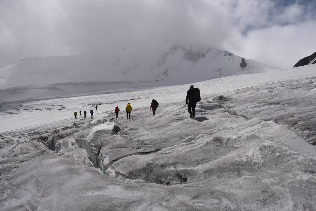 Laikas: liepos 30 d. keturiolika Lietuvos alpinistų pasiekė beveik 4,4 km aukščio Chiuiteno viršukalnę ir ten pirmą kartą iškėlė lietuvišką trispalvę.