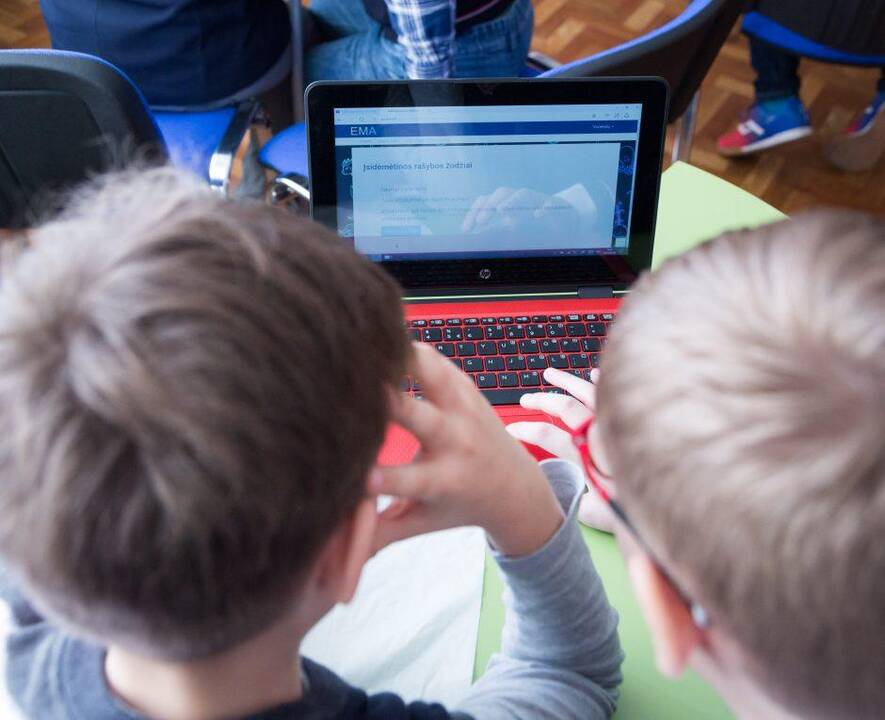 Pirmoji nuotolinio mokymosi diena: tinklas neatlaiko apkrovų – lūžta sistemos