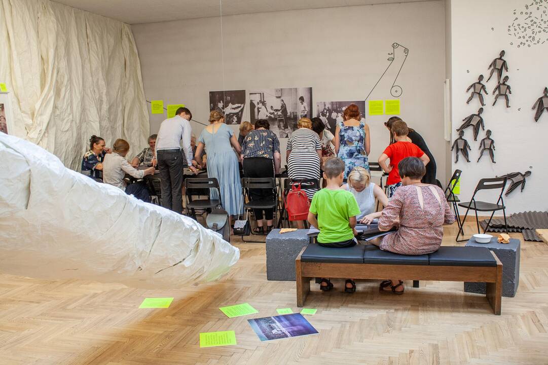  Virsmas: klausydami patyrusio origamio meistro nurodymų, dirbtuvių dalyviai iš popieriaus lankstė žmogų.