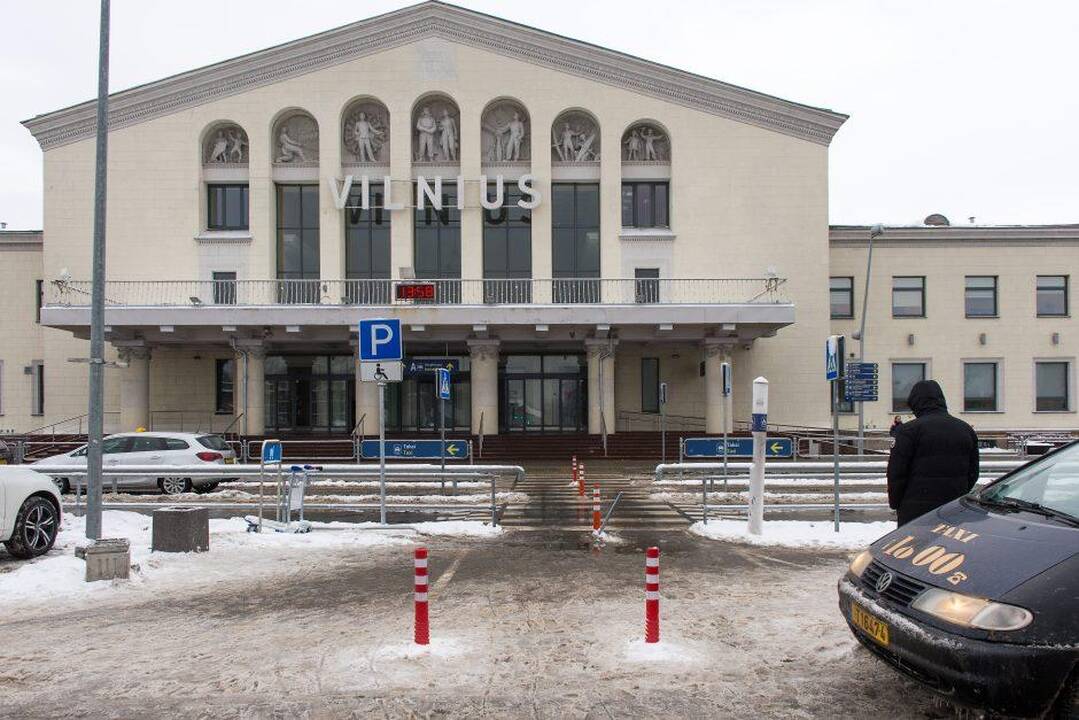 Kontrastai: modernėjantis Vilnius keleivius pasitinka tipiniu sovietiniu pastatu.