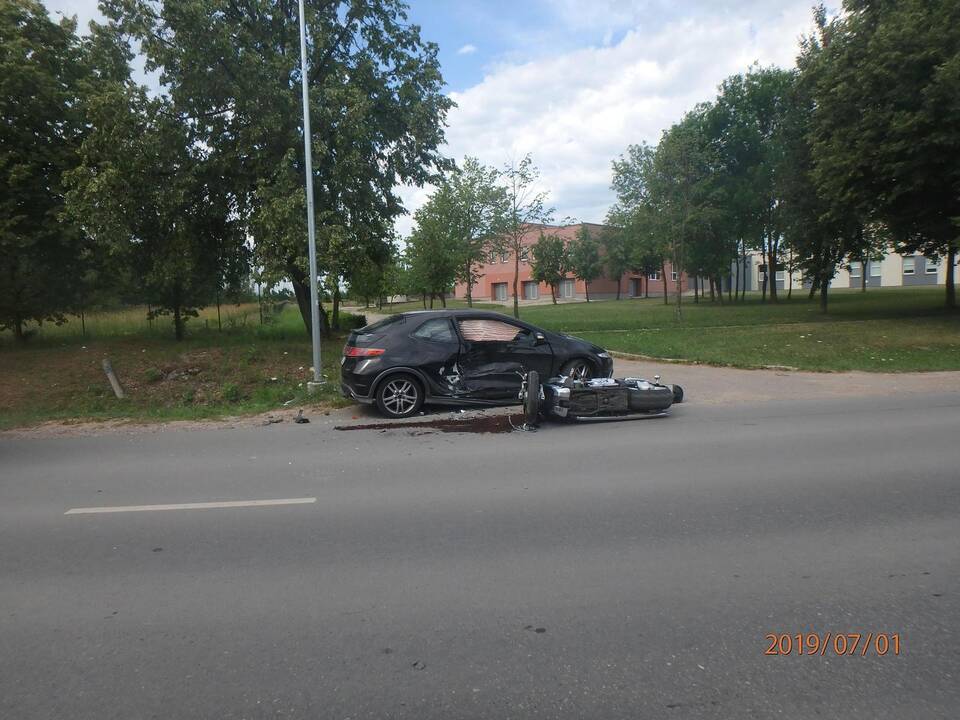 Ieško, kas matė skaudžią avariją Akademijoje