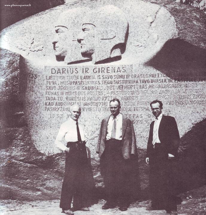 Pagarba: intelektualai (iš kairės) Petras Rimša, B.Pundzius, Juozas Keliuotis 1943-ųjų rugpjūtį prie Puntuko, kuriame iškalti S.Dariaus ir S.Girėno atminties ženklai.