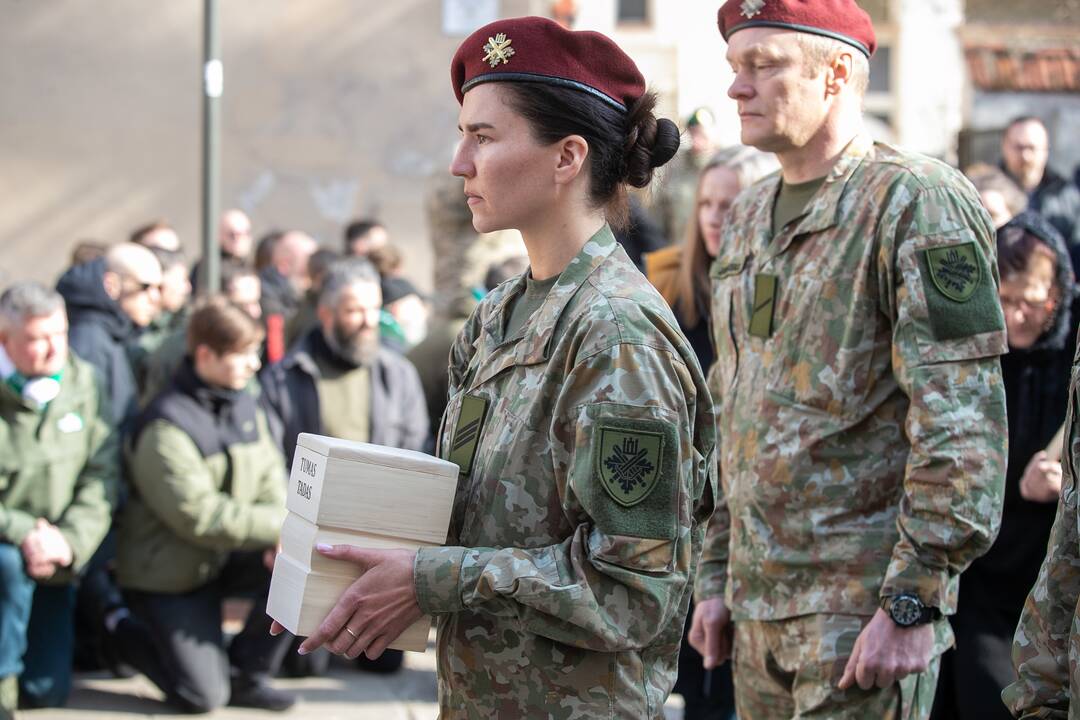 Lietuva atsisveikino su Ukrainoje žuvusiu kariu T. Tumu