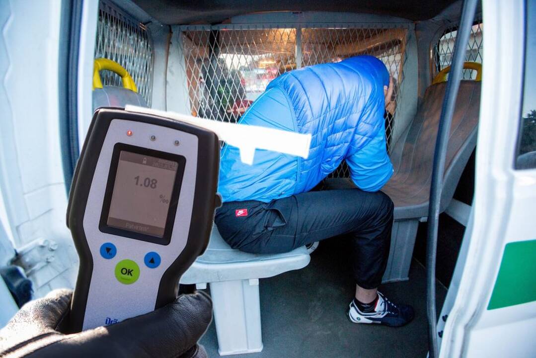 Po eismo įvykio sulaikyti du girti vyrai: kuris vairavo mersedesą, neaišku