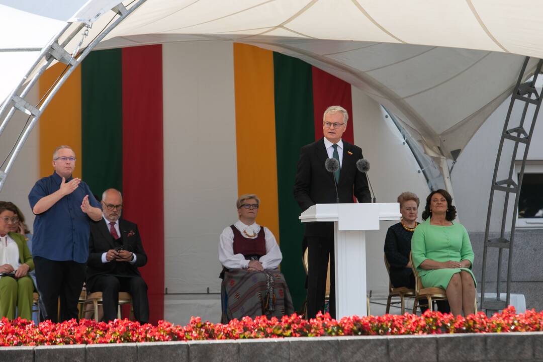 Valstybės vėliavų pakėlimo ceremonija Prezidentūroje