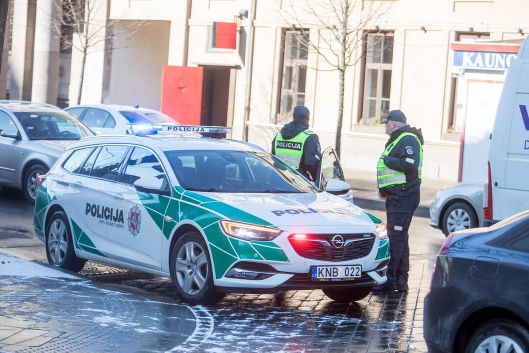 Garliavoje girtas paspirtukininkas taranavo policijos automobilį