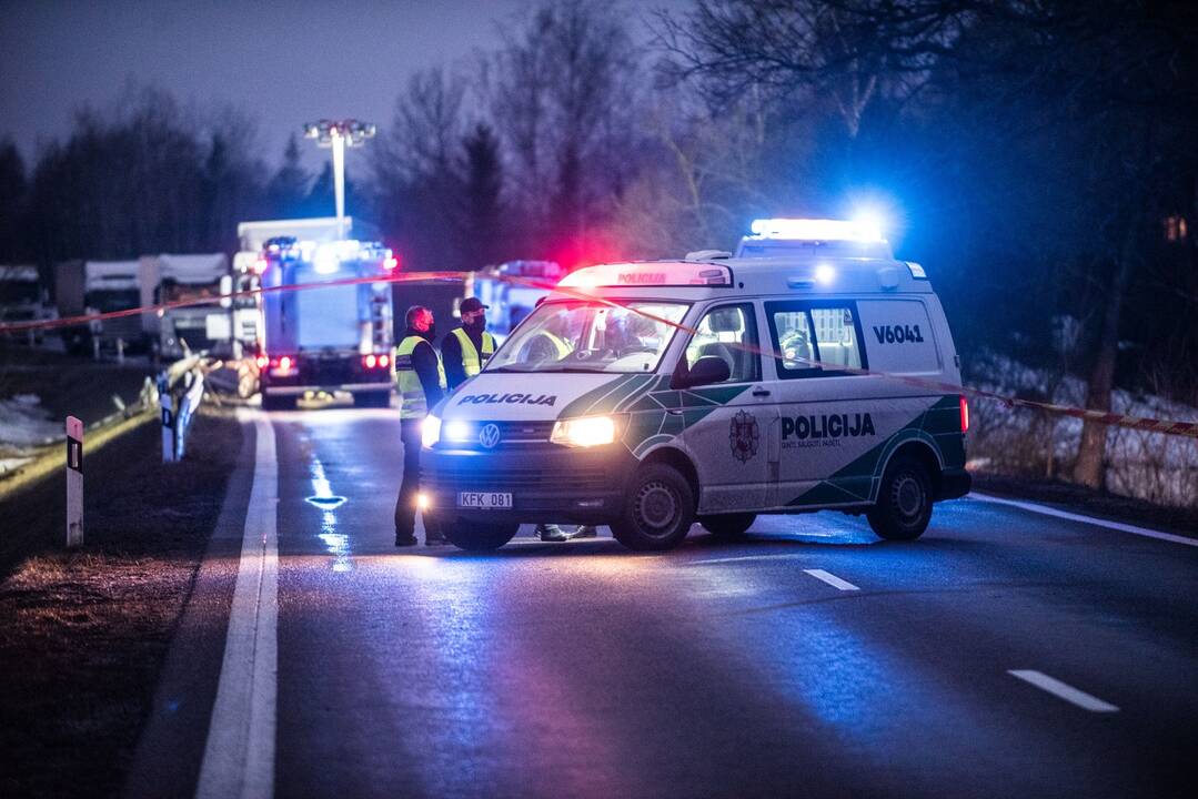 Girtas Kauno ugniagesys pateko į avariją: automobilis nuvažiavo nuo kelio ir apvirto