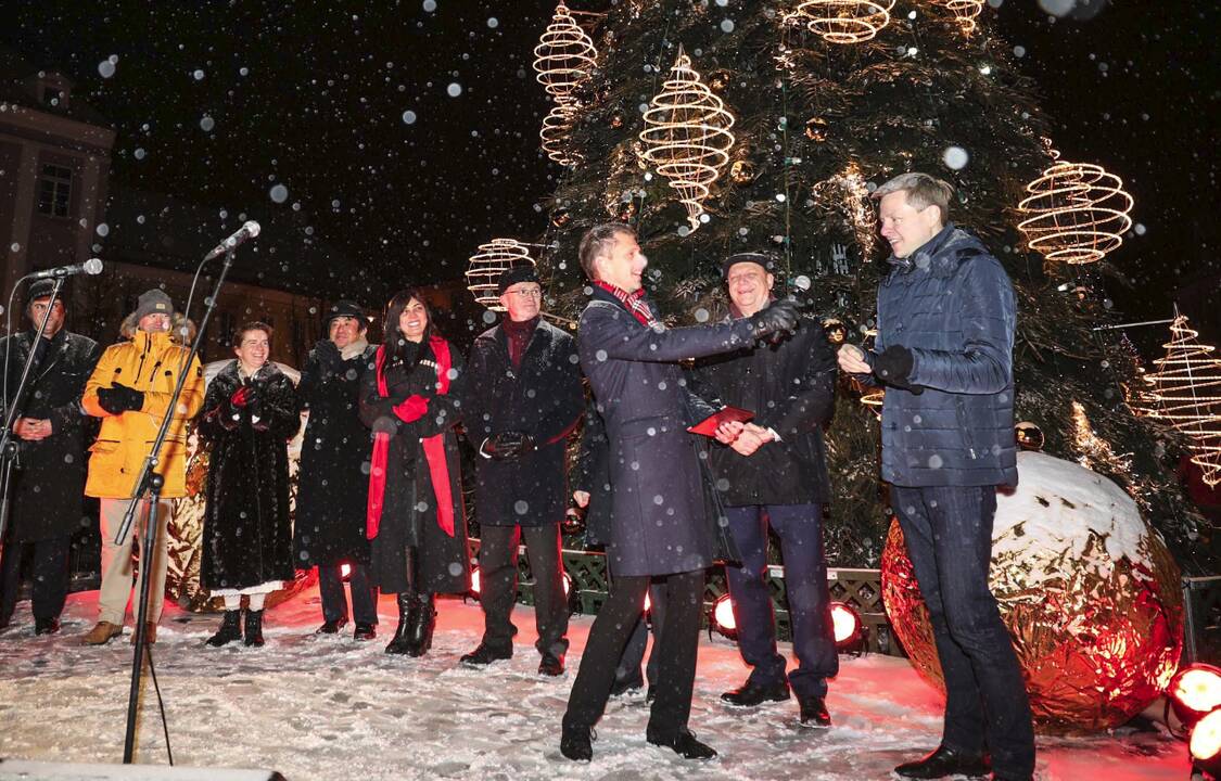 Sostinės Rotušės aikštėje nušvito Kalėdų eglutė