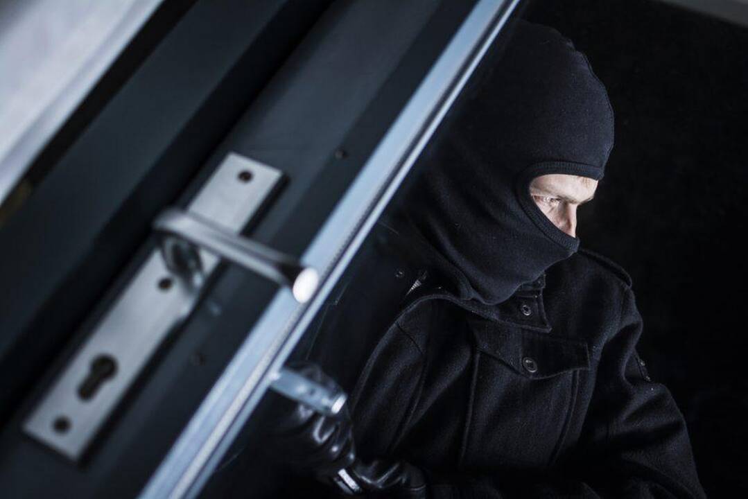 Pakaunėje vagys „šlavė“ ir pinigus, ir papuošalus: nuostolis – tūkstantinis