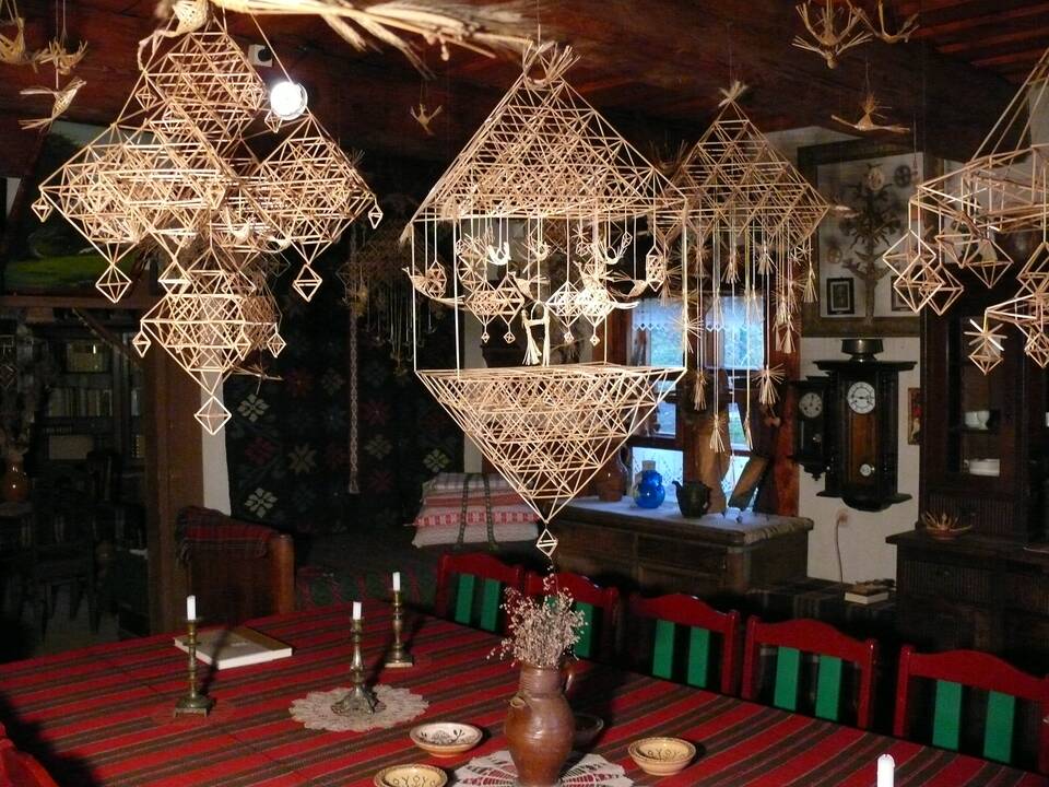 Ačiū: Lietuvos delegacija, dėkodama už sodų įvertinimą, įteikė Botsvanos nuolatiniam atstovui prie UNESCO ir šios sesijos pirmininkui J. E. Mustq Moorad V. Sniečkuvienės ir L. Žaliauskienės vizito metu surištą sodą.
