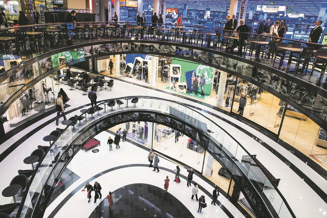 Tendencijos: šiandien bene labiausiai keičiasi požiūris į pirkimo procesus, tačiau net ir apsipirkdami internetu žmonės į prekybos centrus vis dar ateina pasimatuoti norimą drabužį.
