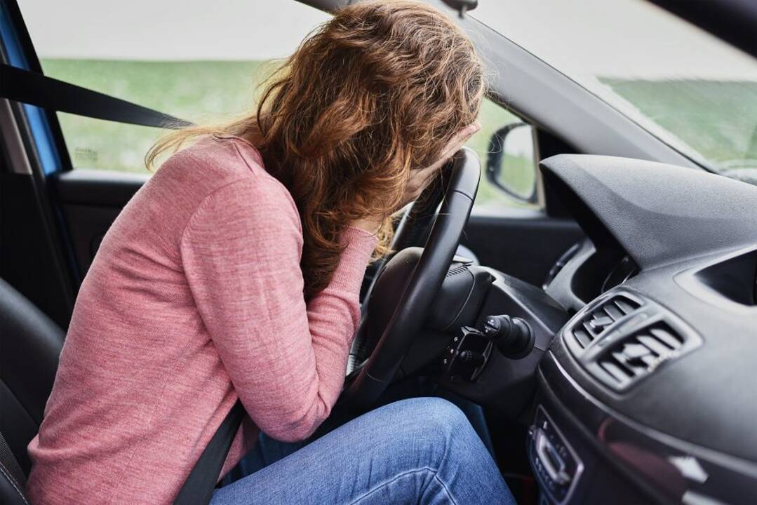 Pakaunėje – girti vairuotojai: moteris vos pastovėjo ant kojų, vyras su „Volvo“ rėžėsi į terasą
