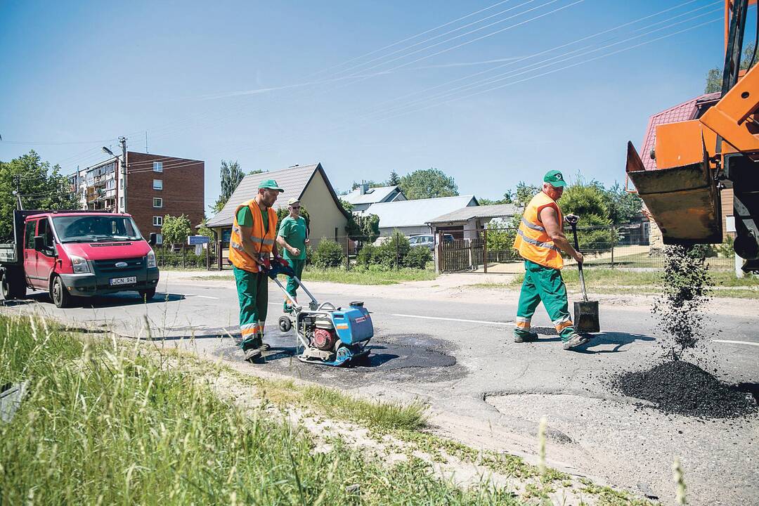 Tvarkoma: dažniausiai avarinė tarnyba gauna pranešimų dėl duobių, įgriuvų, smegduobių kelyje.	