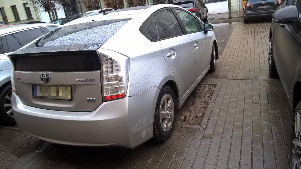 Kenčia: Vasario 16-osios gatvės gyventojai pasipiktino automobilių parkavimo ypatumais.