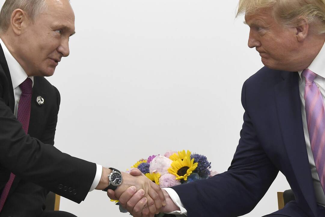 Vladimiras Putinas (kairėje) ir Donaldas Trumpas (dešinėje)