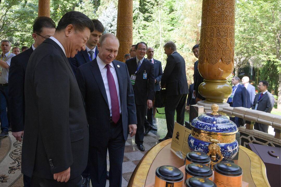 Vladimiras Putinas (kairėje) ir Xi Jinpingas (dešinėje)