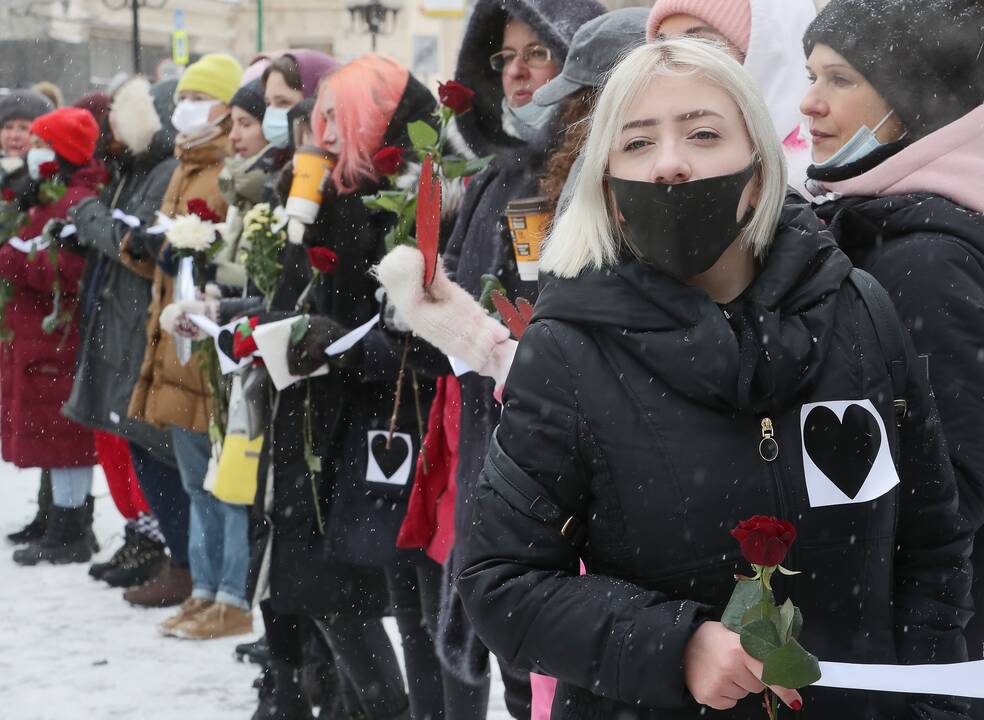 Rusijoje protestuodamos moterys Valentino dienos proga formavo žmonių grandines