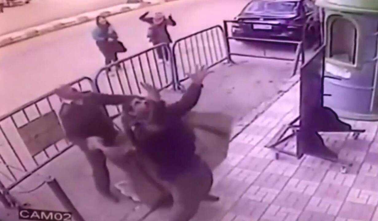 Kvapą gniaužiantis incidentas: policininkas sugavo iš balkono krentantį berniuką