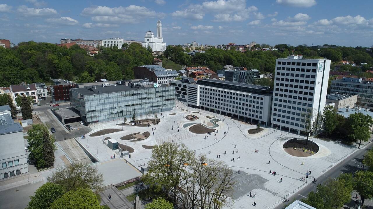 SBA baigė Vienybės aikštės atnaujinimą ir perdavė ją kauniečiams