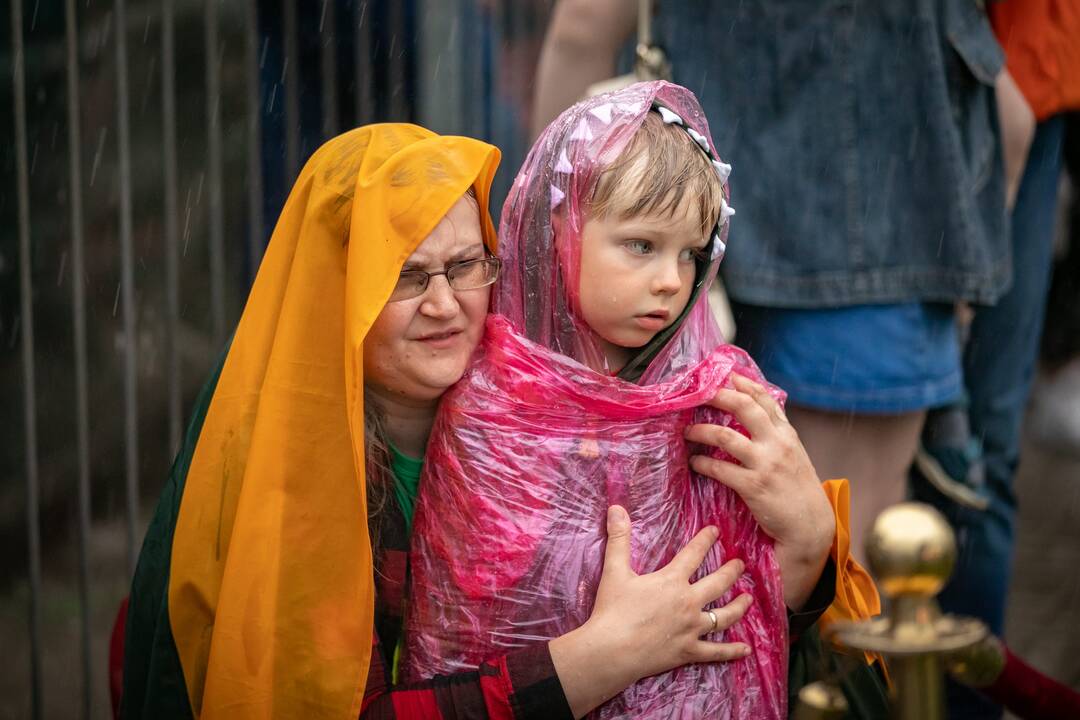 Neries krantinėse Vilniuje – tūkstančiai vėliavų ir „Tautiška giesmė“