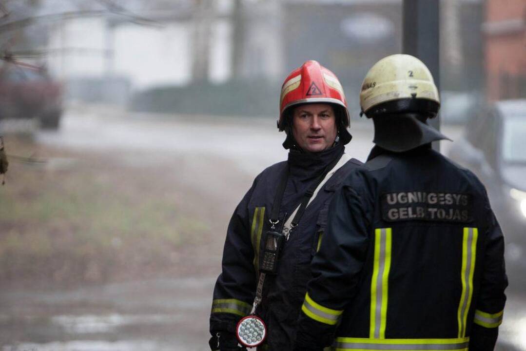 Gelbėtojai skubėjo pas moterį, įkritusią į rūsį