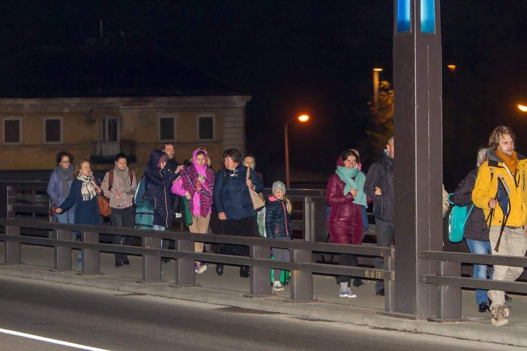 Į susitikimą su popiežiumi Kaune rinkosi maldininkai