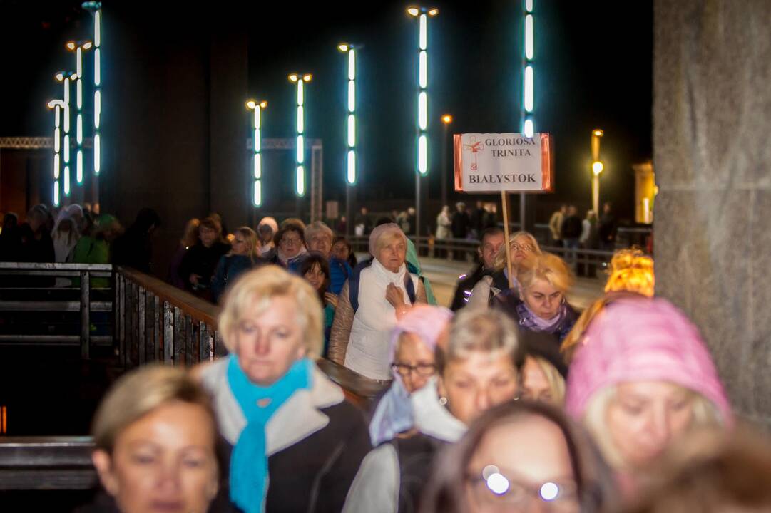 Į susitikimą su popiežiumi Kaune rinkosi maldininkai