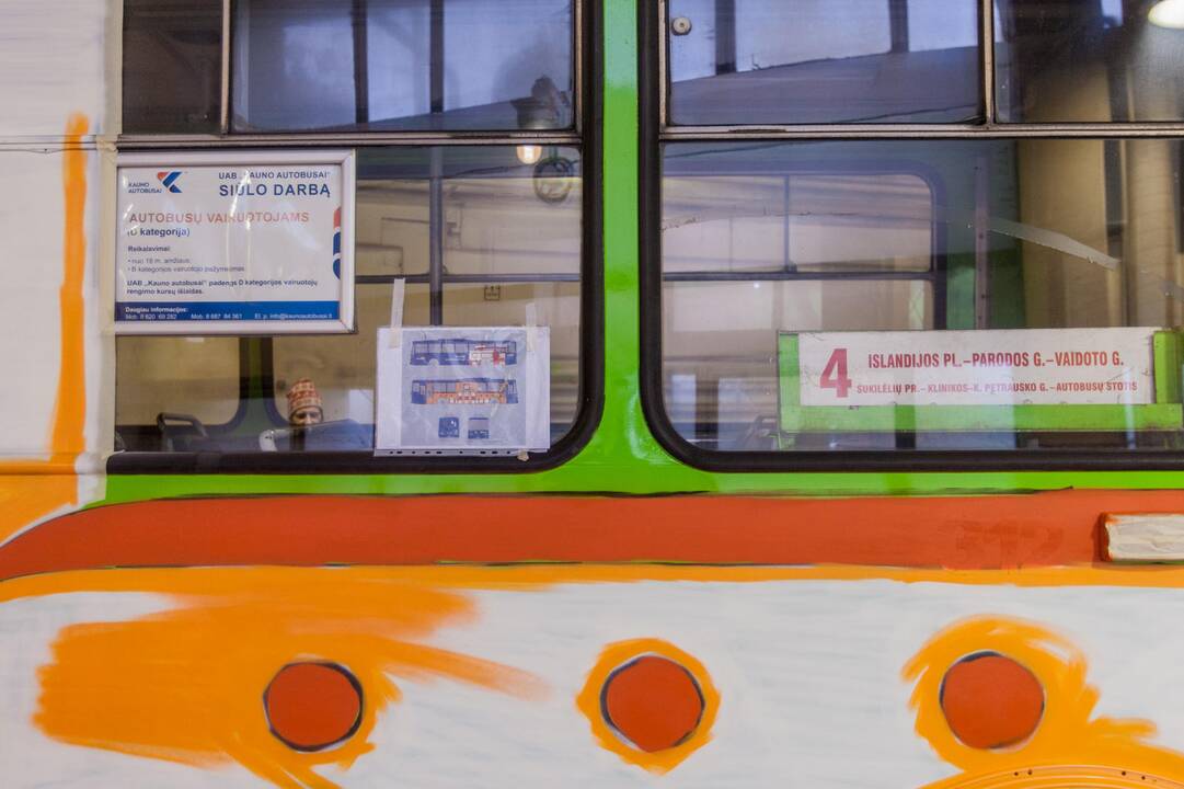 Spalvotas troleibusas
